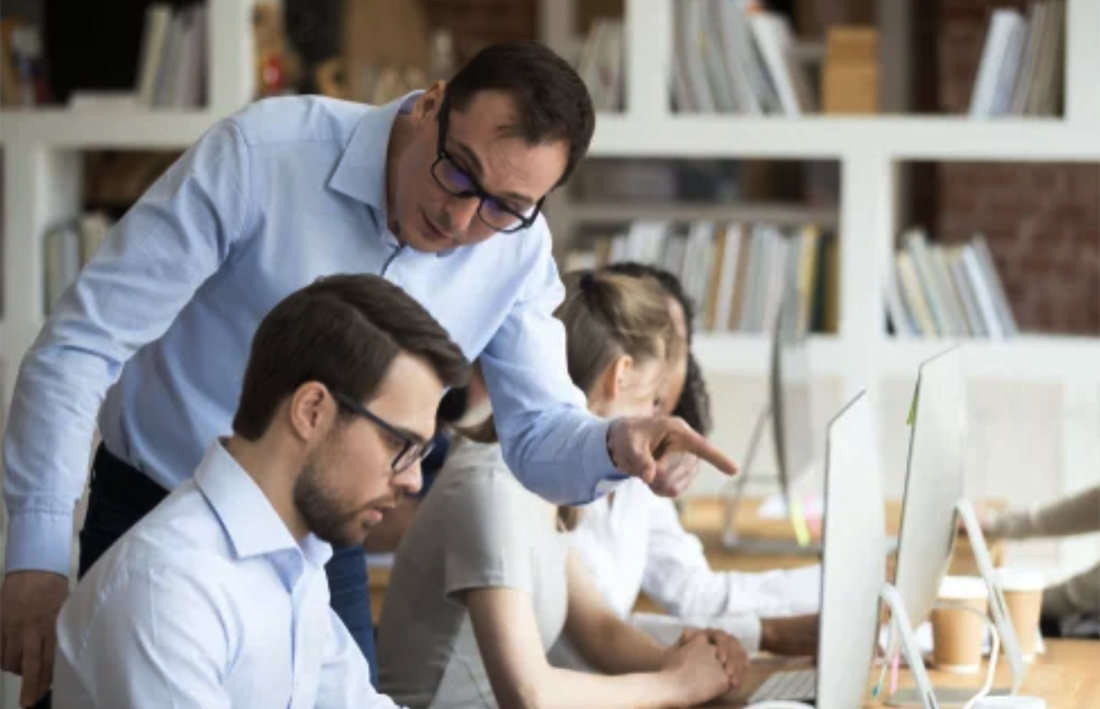 Critiquing vs. Coaching: The Secret to Building High-Performance Teams
